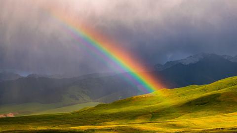 At-Bashy地区的彩虹，Kakshaal Too山脉，纳伦省，吉尔吉斯斯坦 